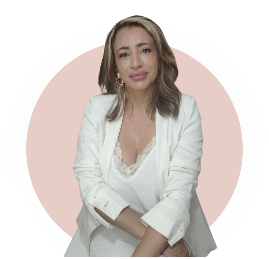 Retrato profesional de Nora Samudio con fondo rosa, vistiendo blazer beige y joyas doradas